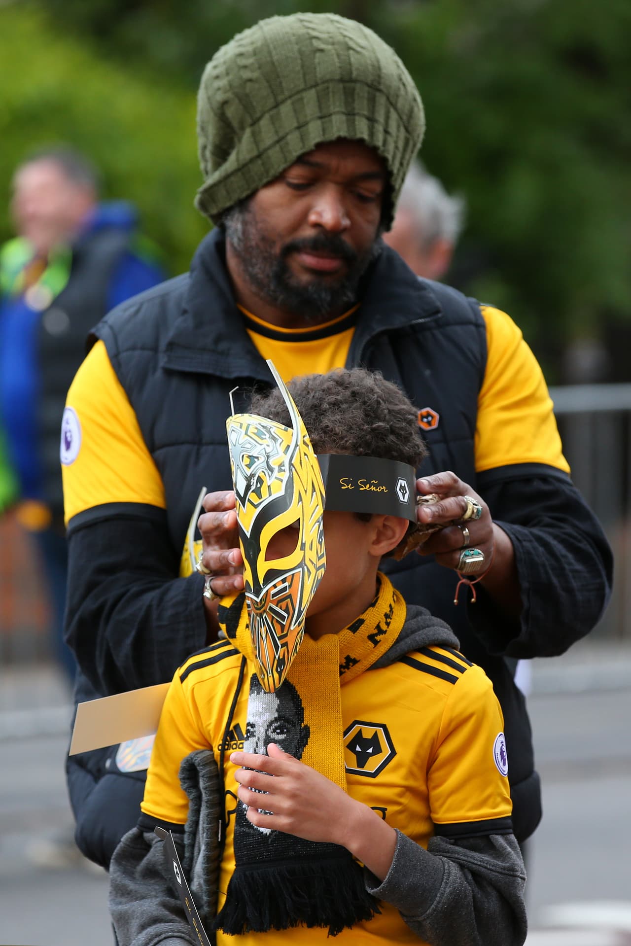 Después de la visita de Sin Cara a Raúl Jiménez, este viernes, los fanáticos de los Wolves llegaron al Molineux este sábado con máscaras del luchador y prendas típicas mexicanas que montaron un colorido ambiente para enfrentar al Fulham en la Premier League.