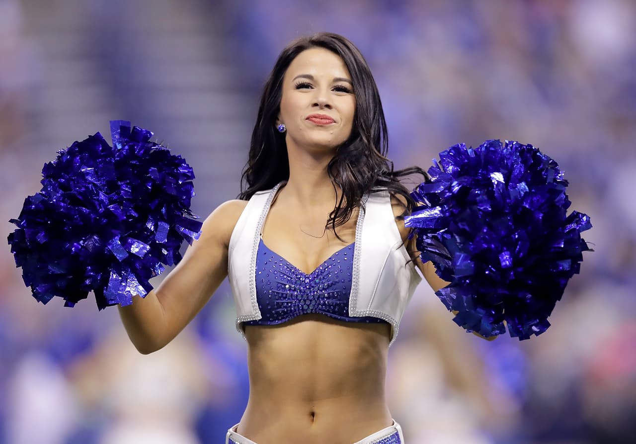 La NFL vivió una nueva jornada en la que el colorido y humor de los fanáticos mezclados con el ánimos de las porristas y la energía de los espectáculos le dieron vida propia a la fiesta fuera de la competencia en el fútbol americano estadounidense.