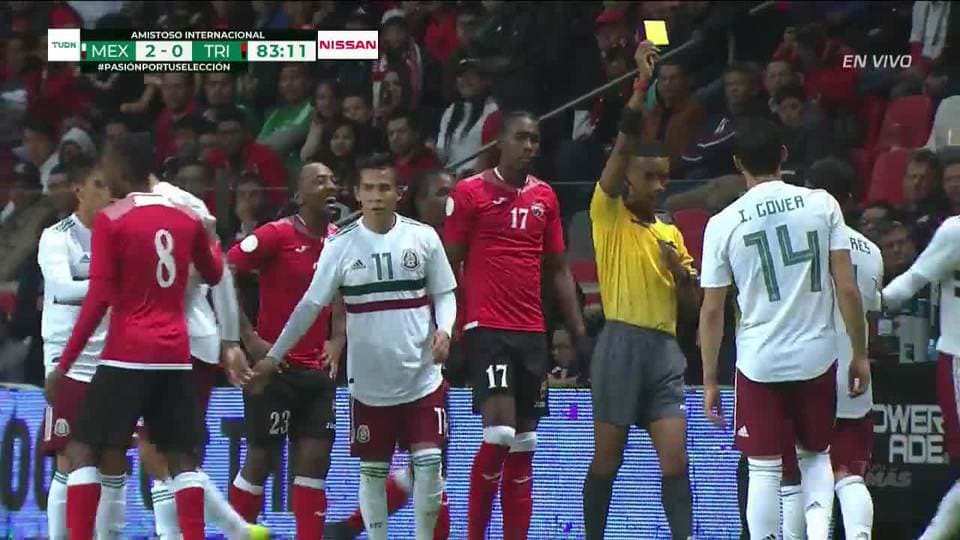 Tarjeta amarilla. El árbitro amonesta a Jairo Torres de Mexico