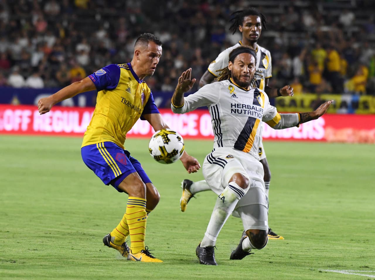 Otra de las claves en la contundente victoria angelina fue el equilibrio que proporcionó Jermaine Jones en la media cancha. Jones requerirá de más actuaciones como la del sábado para que los galácticos sigan levantando y para que vuelva a ser considerado para la selección estadounidense.
