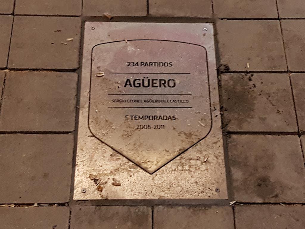 Y la de Sergio 'Kun' Agüero también ha sido vandalizada en varias oportunidades, a pesar de que no se fue al Madrid sino al Manchester City.