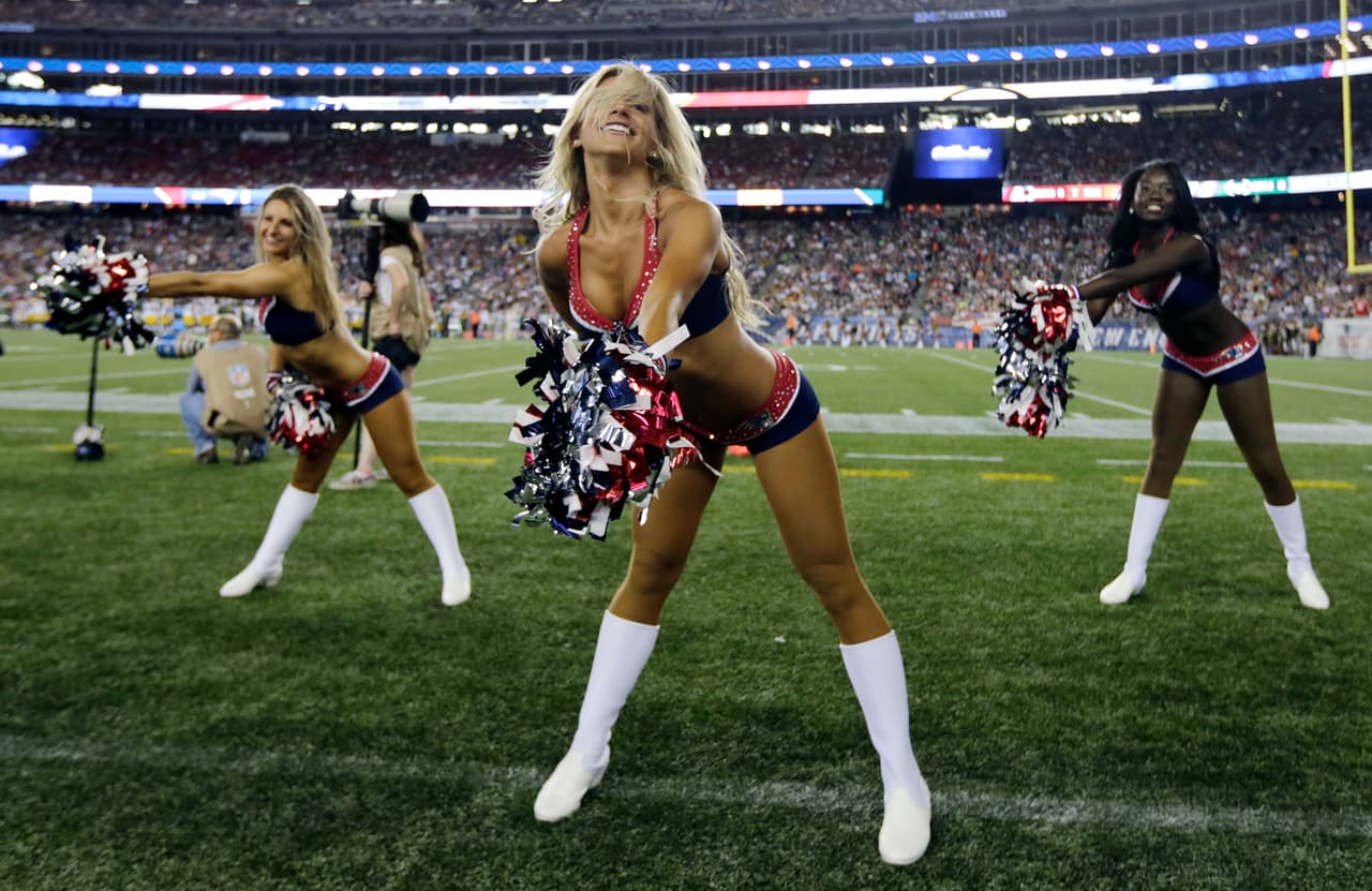 Capitana de las porristas de los New England Patriots, viajó a Hawaii para representar a su equipo en el Pro Bowl 2016. ¡Checa lo mejor de ella!