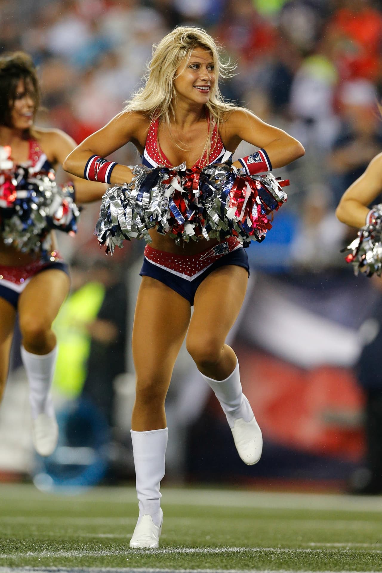 Capitana de las porristas de los New England Patriots, viajó a Hawaii para representar a su equipo en el Pro Bowl 2016. ¡Checa lo mejor de ella!