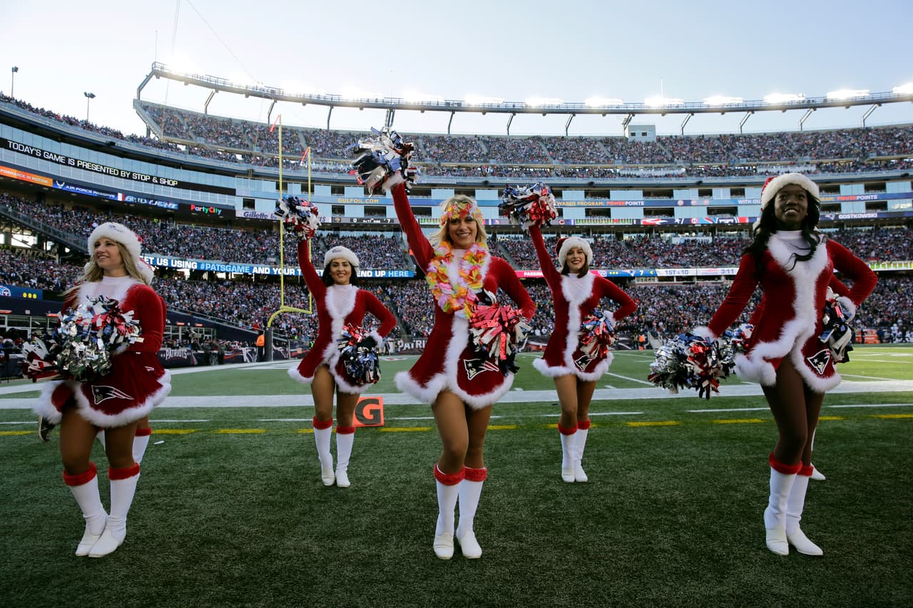 Capitana de las porristas de los New England Patriots, viajó a Hawaii para representar a su equipo en el Pro Bowl 2016. ¡Checa lo mejor de ella!