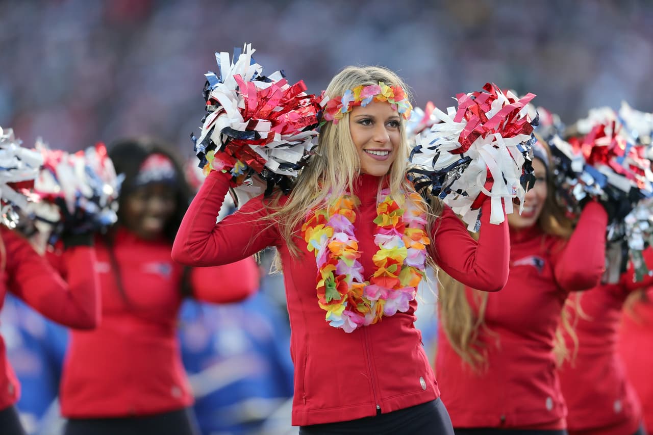 Capitana de las porristas de los New England Patriots, viajó a Hawaii para representar a su equipo en el Pro Bowl 2016. ¡Checa lo mejor de ella!