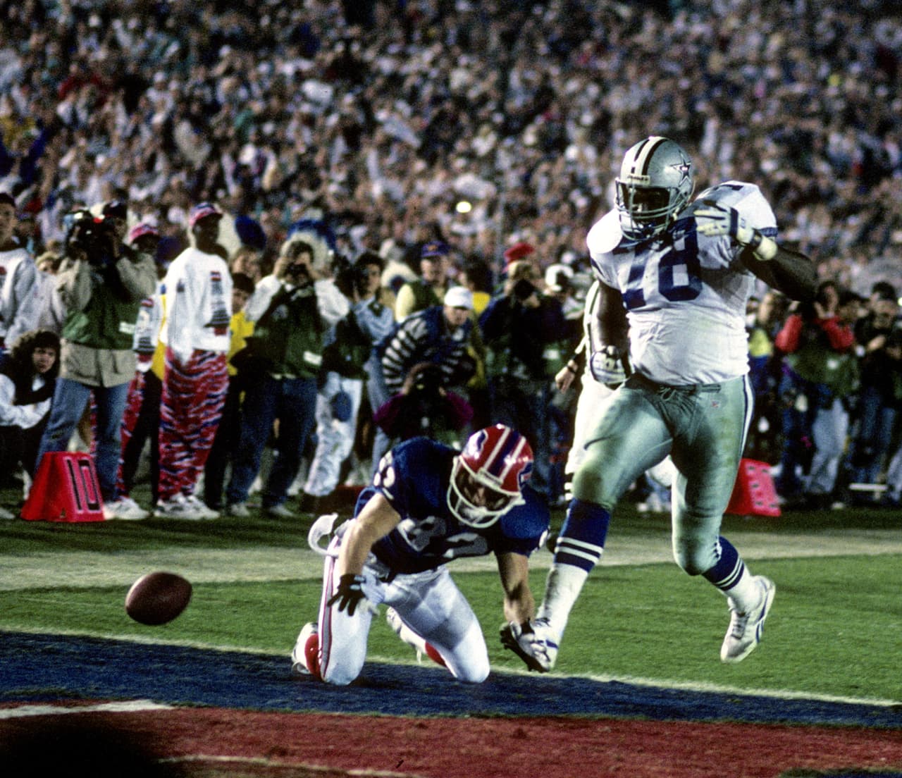Momento inolvidable. El tackle Leon Lett se escapa luego de recuperar un balón suelto, pero en la yarda uno es alcanzado por el receptor Don Beebe quien le tira el balón para evitar el touchdown. Dallas anotó 52 puntos, pudieron ser 59 y el récord de puntuación en la historia del Super Bowl.