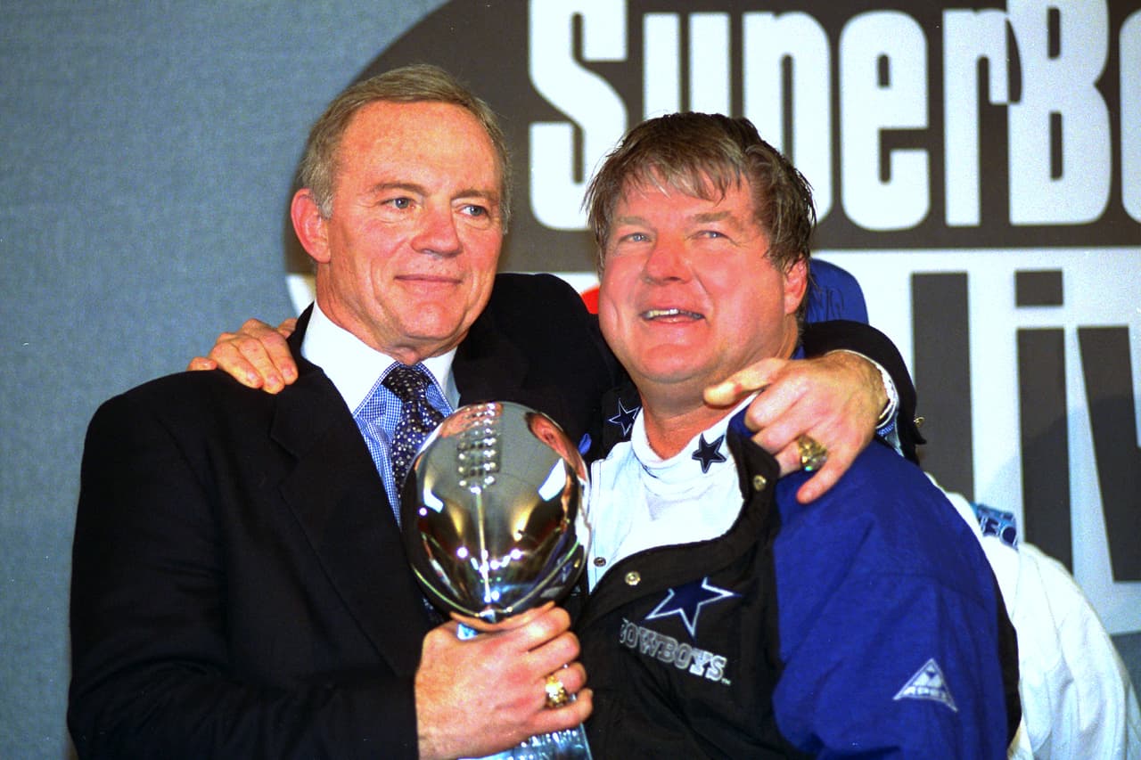 La última vez juntos como triunfadores. Jerry Jones y Jimmy Johnson llegaron a Dallas en 1989. Para 1993 ya tenían en sus manos 2 títulos de Super Bowl y un futuro sin límites. Pocos imaginaban que 2 meses después se anunciaría la salida de Johnson como coach de los Cowboys, el fin de algo que pudo ser majestuoso.