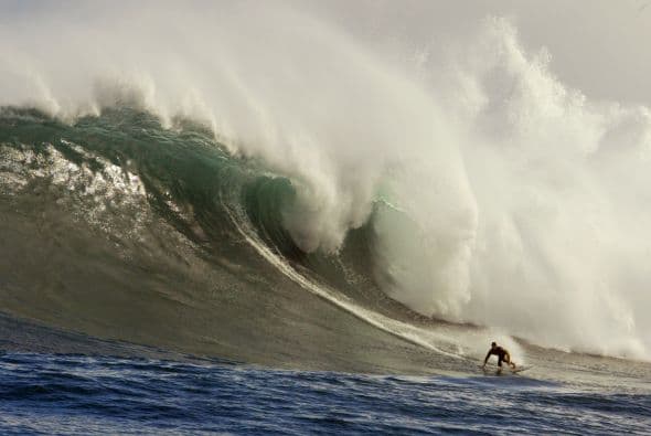 Sean Holmes de Sudáfrica cabalga la ola más grande del día en una sesión de práctica para la BWA Red Bull en Dungeons en Hout Bay, Ciudad del Cabo, Sudáfrica. El Red Bull Big Wave Africa es el evento de surf más extremo del continente y cuenta con un selecto grupo de 18 surfistas que arriesgan su vida en medio de olas gigantescas..