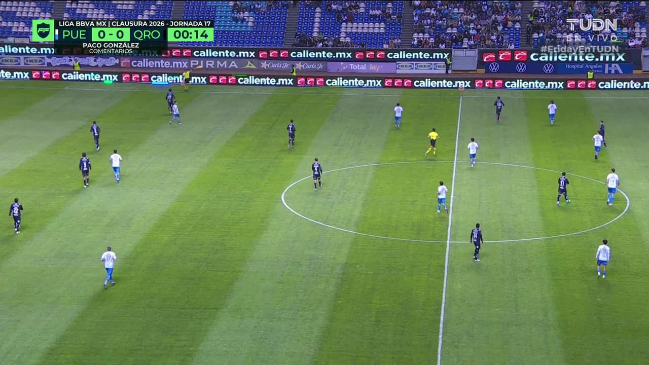 Arranca el partido y la pelota está en juego.