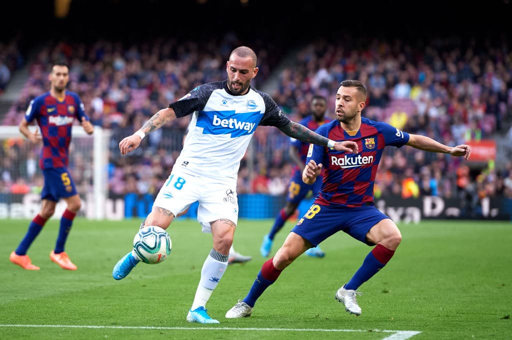 Barcelona golea en casa al Alavés y es super líder de La Liga española. Con goles de Suárez, Messi, Vidal y Griezmann, Barça se impone 4-1 al Alavés.