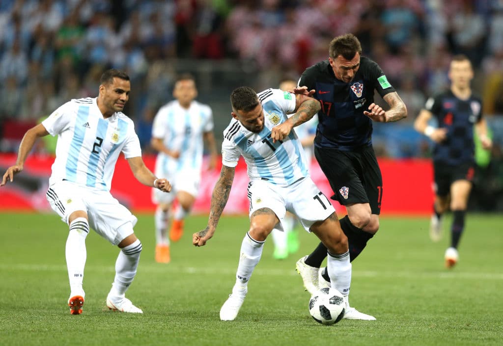 El delantero croata Mario Mandzukic (der) no tuvo muchos balones a modo en la primera mitad y, dada su peligrosidad, se vio asediado constantemente, en esta jugada por Nicolás Otamendi (17).