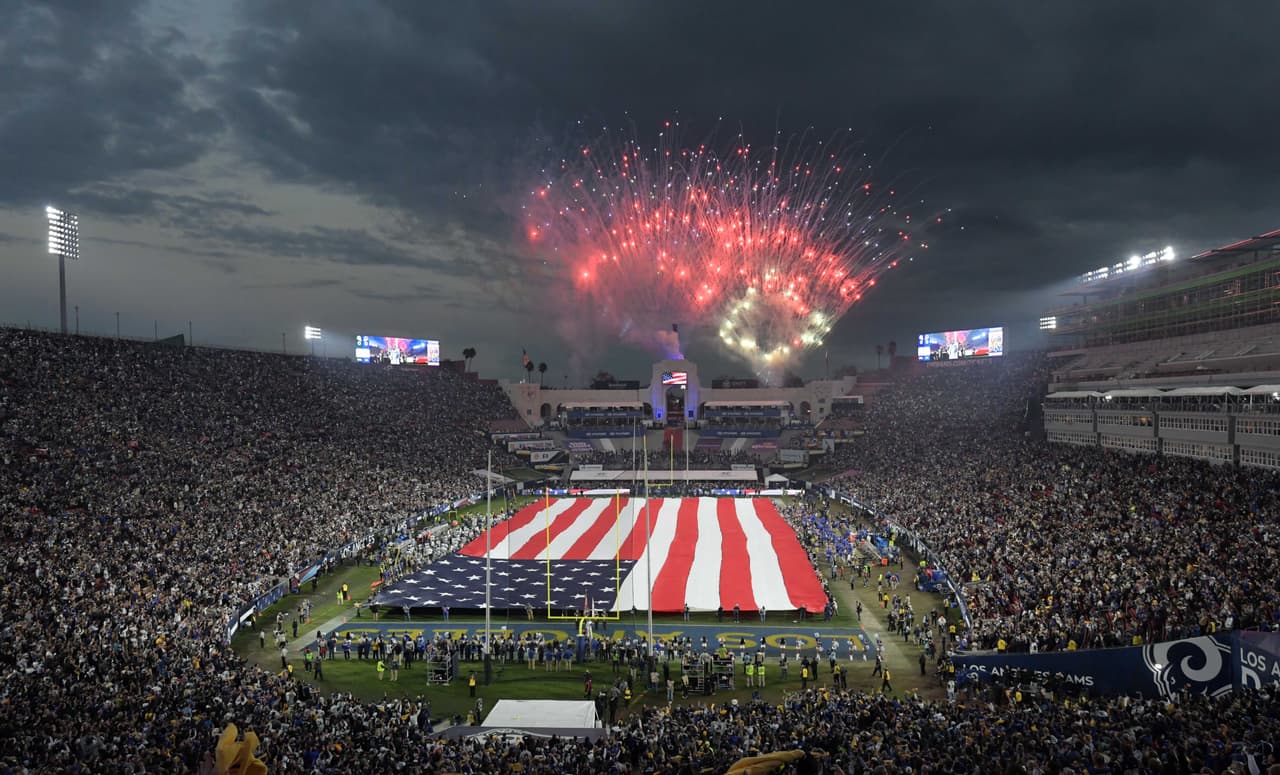 La postal del Himno Nacional en Los Angeles Memorial Colliseum antes del duelo entre Cowboys y Rams.