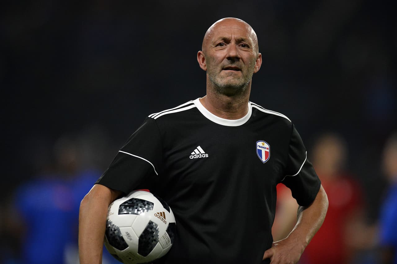Fabien Barthez fue el portero titular durante todo el Mundial. Hoy en día luce muy parecido a como lo hacía hace 20 años.