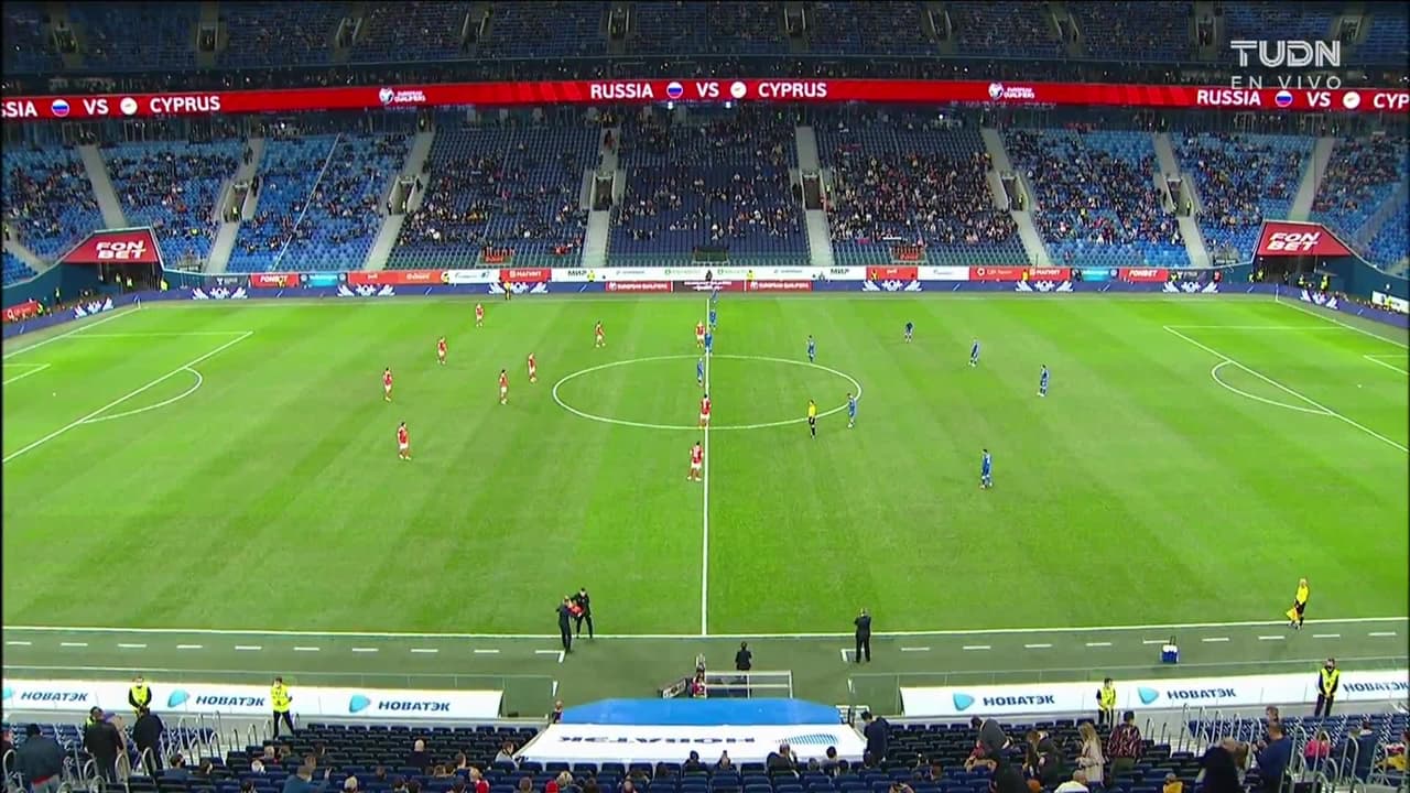 Arranca el partido y la pelota está en juego.