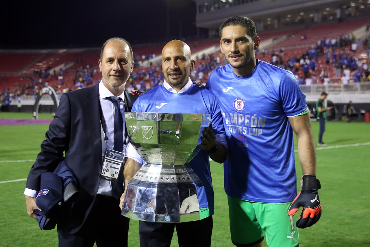 Vuelve el 'Conejo' Pérez y Cruz Azul gana un título
