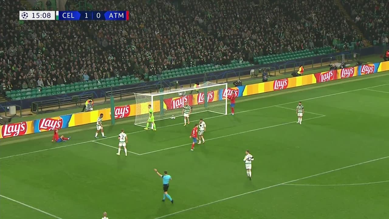 ¡CERCA! Antoine Griezmann disparó que se estrella en el poste.