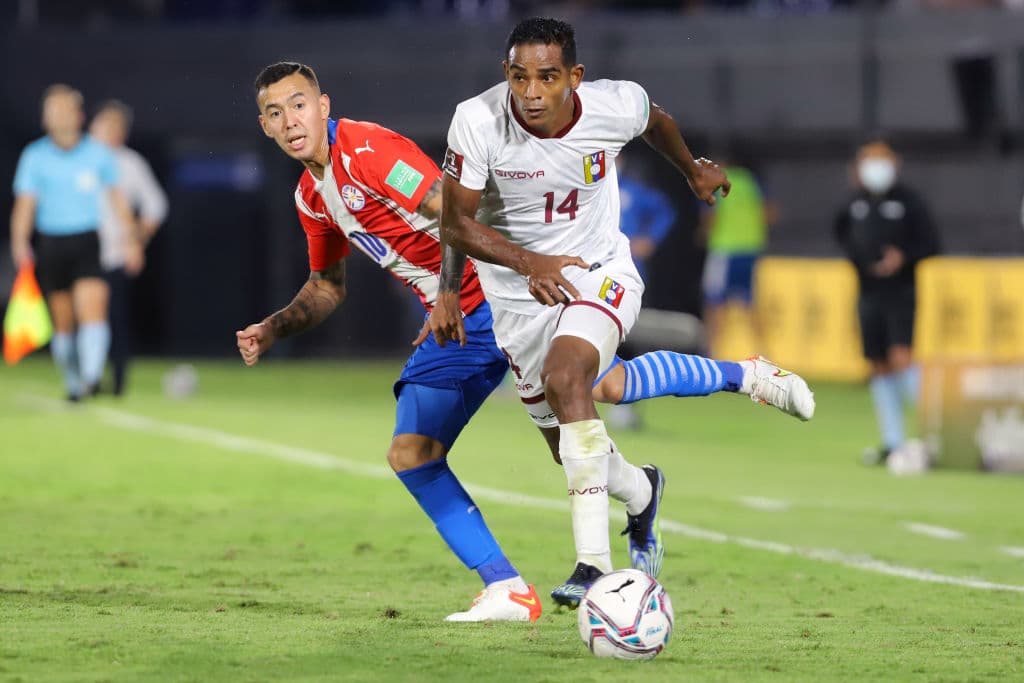 Héctor Martínez y Kaku son los encargados de regresar a Paraguay a la pelea por su lugar para el mundial y vencen 2-1 a Venezuela.