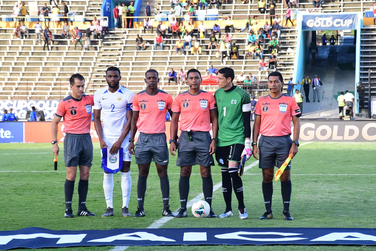 Al inicio no llamó tanto la atención el partido entre curazalaños en Independence Park en Kingston, pero las tribunas se fueron poblanco luego.