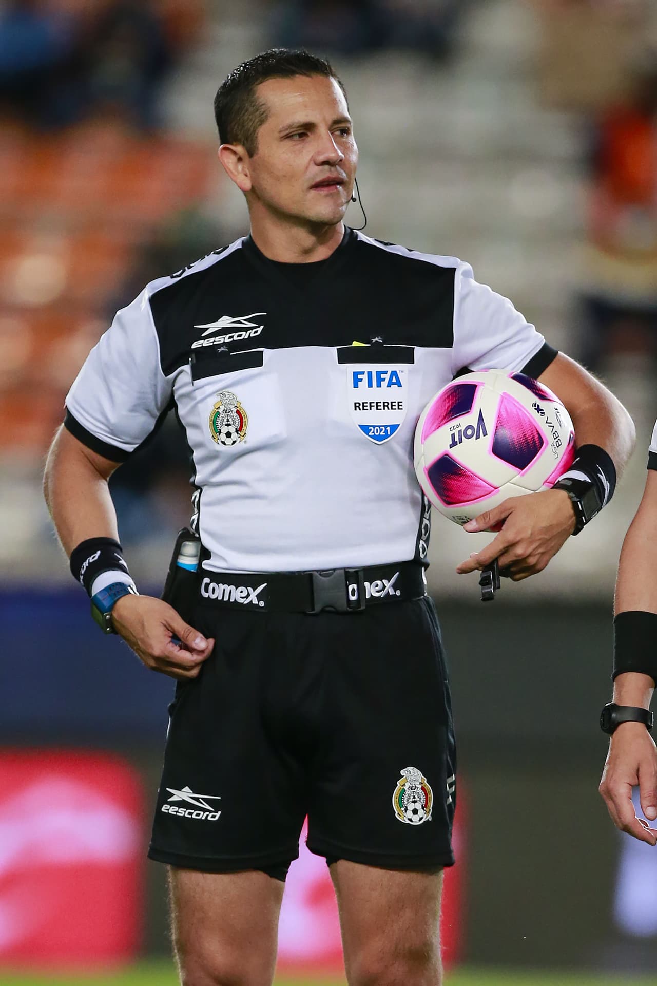 El árbitro Montaño tuvo un trabajo polémico.