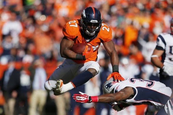 El corredor Knowshon Moreno evadiendo un tackleo.