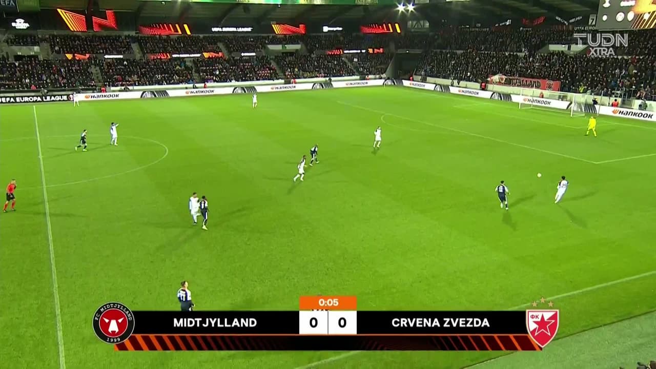 Arranca el partido y la pelota está en juego.