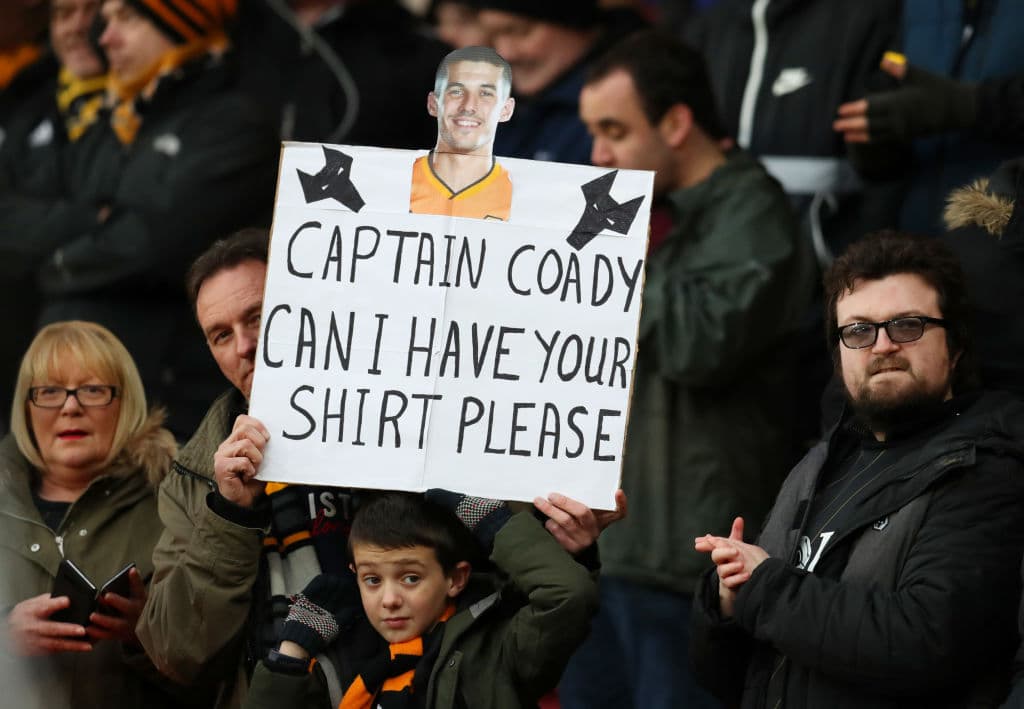 Un pequeño espera conseguir la camiseta de su capitán.