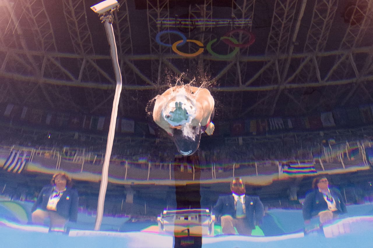 En esta toma bajo el agua se ven a los jueces atentos ante la salida de los competidores.