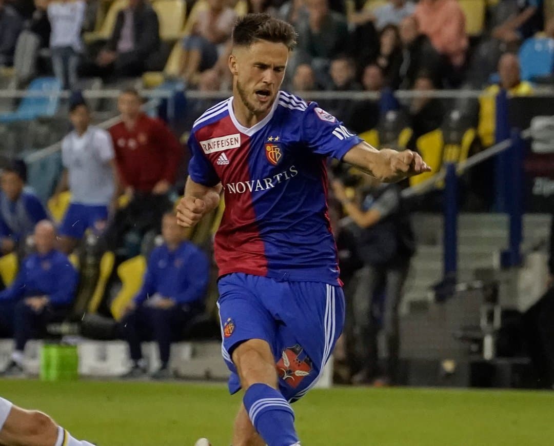 Vitesse 0-1 Basilea: un gol al último minuto de Ricky van Wolfswinkel le dio al club suizo un triunfo importantísimo con gol de visitante.