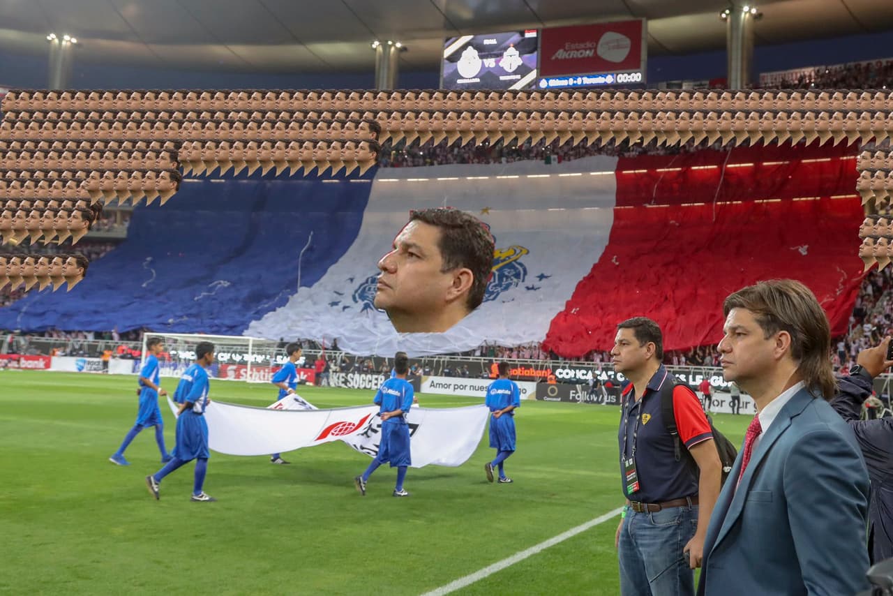 El equipo solo quería que su gente le ayudara a quitar a un intruso en un cuadro espectacular entre Matías Almeyda y la bandera gigante de su afición.