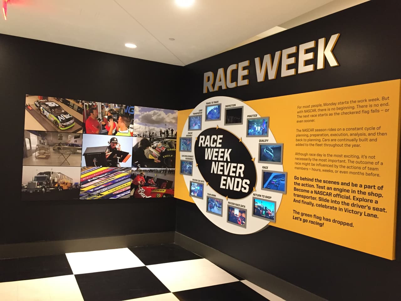 Si pasan por la ciudad de Charlotte, visitar el NASCAR Hall of Fame es una parada obligada.