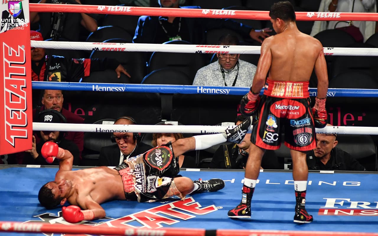 Fuentes cayó irremediablemente a la lona, su cabeza se inclió hacia un costado antes de caer inerte.