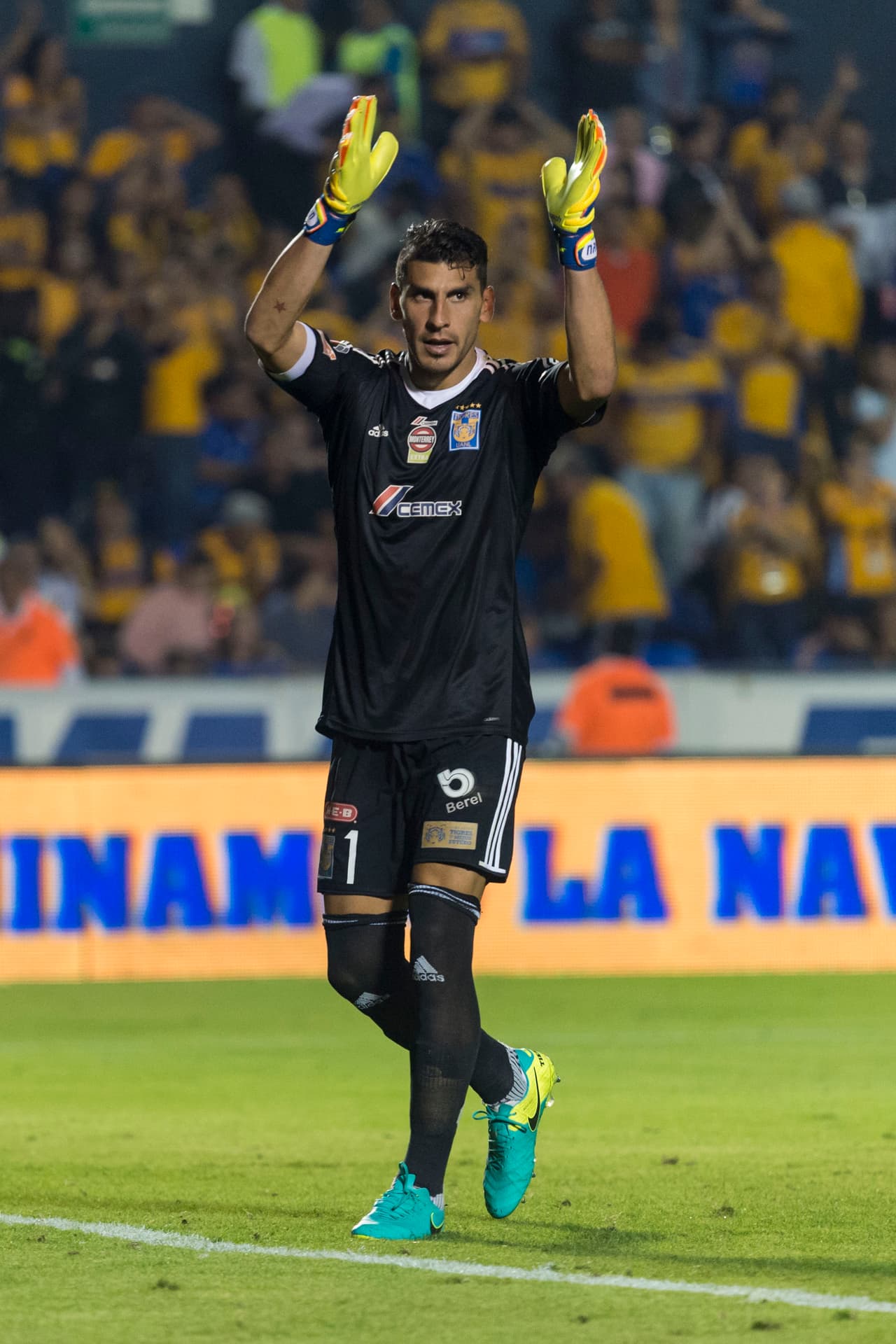 Nahuel Guzmán se sumó a los festejos de Tigres. La posibilidad de una final regia está a 90 minutos de concretarse.