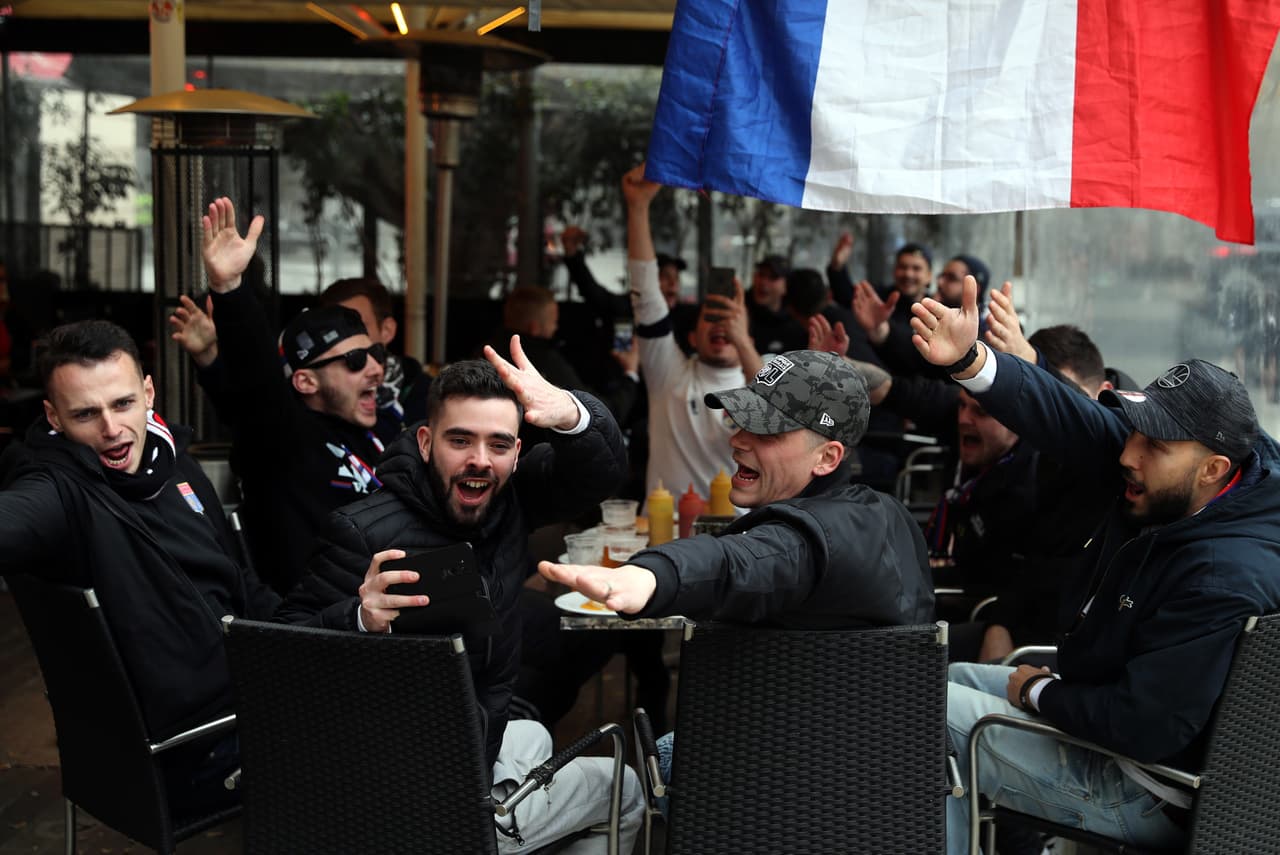 Varios centenares de seguidores radicales del Olympique Lyon se concentraron en la plaza Artós de Barcelona para presenciar el partido de vuelta de Octavos de Final de la Champions League contra FC Barcelona.