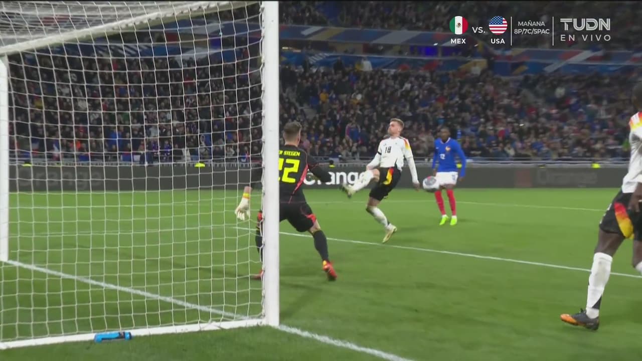 ¡Qué jugada de polémica! El árbitro no marca nada y se salva Alemania