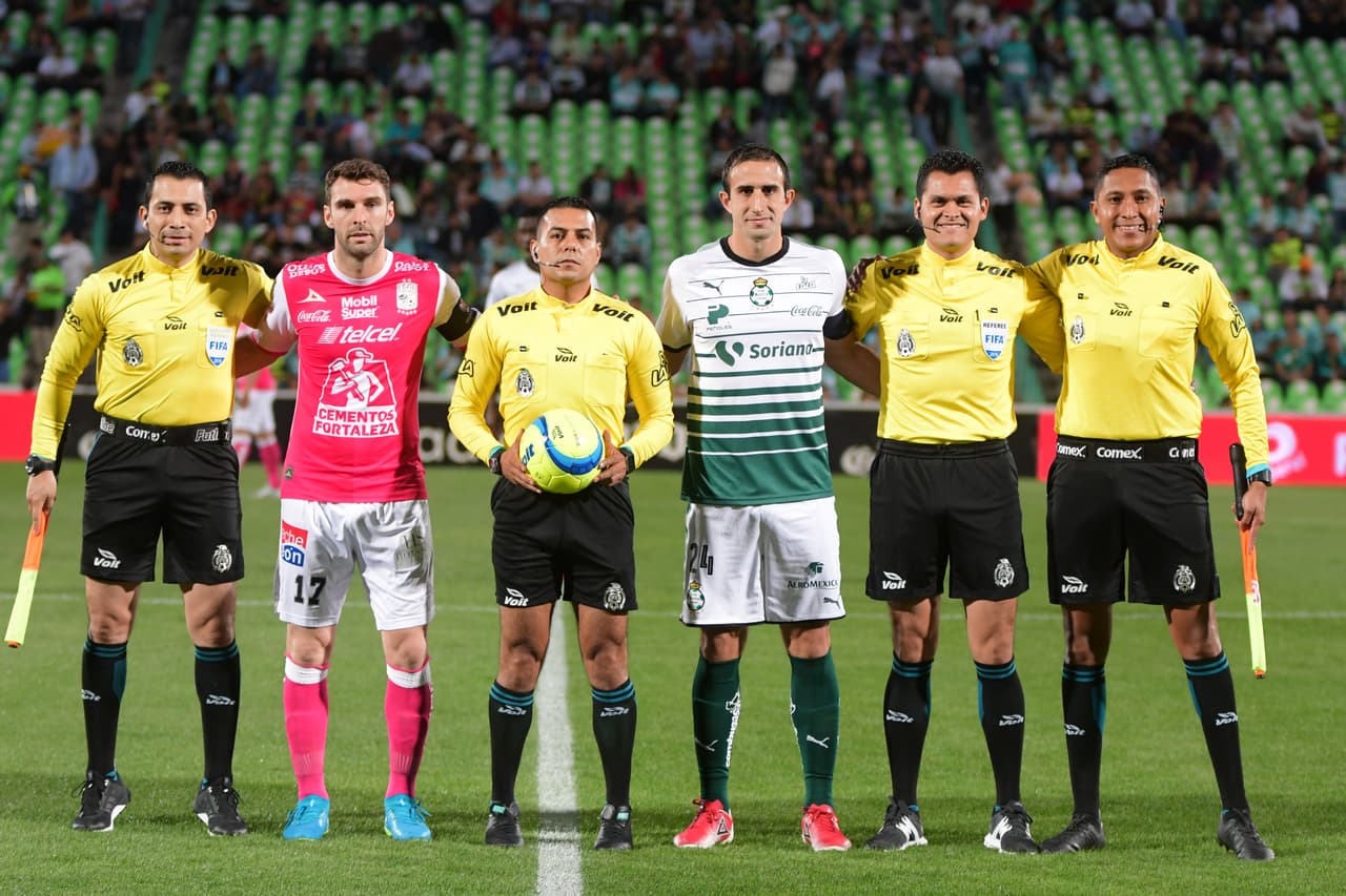 Santos llegaba a este juego después de ganarle 2-0 a Chivas, mientras que el León hizo lo propio por 2 a 1 al Puebla.