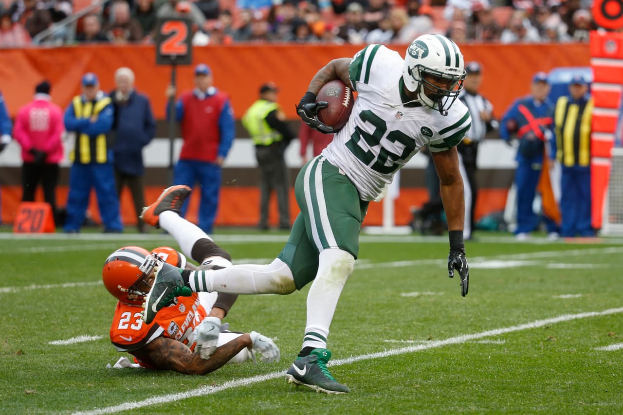 <b>Matt Forte – RB, New York Jets</b>
<br>El corredor veterano apareció justo cuando más lo necesitaban los Jets pues Cleveland estaba sorprendiendo a los neoyorquinos al medio tiempo y el equipo de Todd Bowles echó mano de su running back estrella para solventar los problemas de Ryan Fitzpatrick para conectar con sus receptores. Forte terminó el juego con 25 acarreos para 82 yardas y entró a la zona de anotación en un par de ocasiones derivando en el triunfo de los Jets 31-28 ante Browns.
