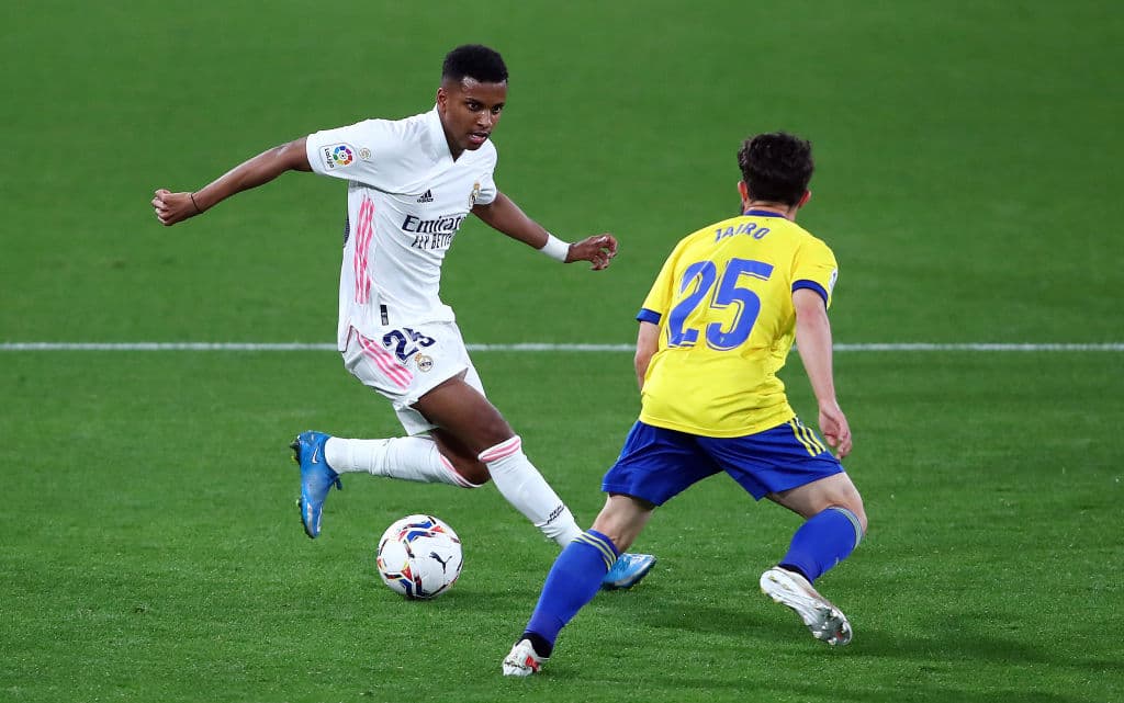 Con dos goles y una asistencia, Karim Benzema se echa el equipo al hombro y 'los blancos' vencen 0-3 al Cádiz en la jornada 31 del futbol español.