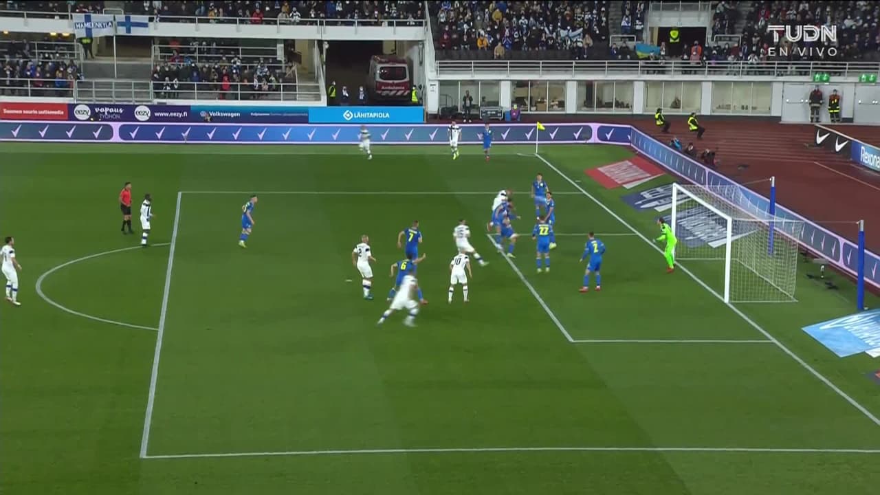 ¡GOL!  anota para Finlandia. Teemu Pukki