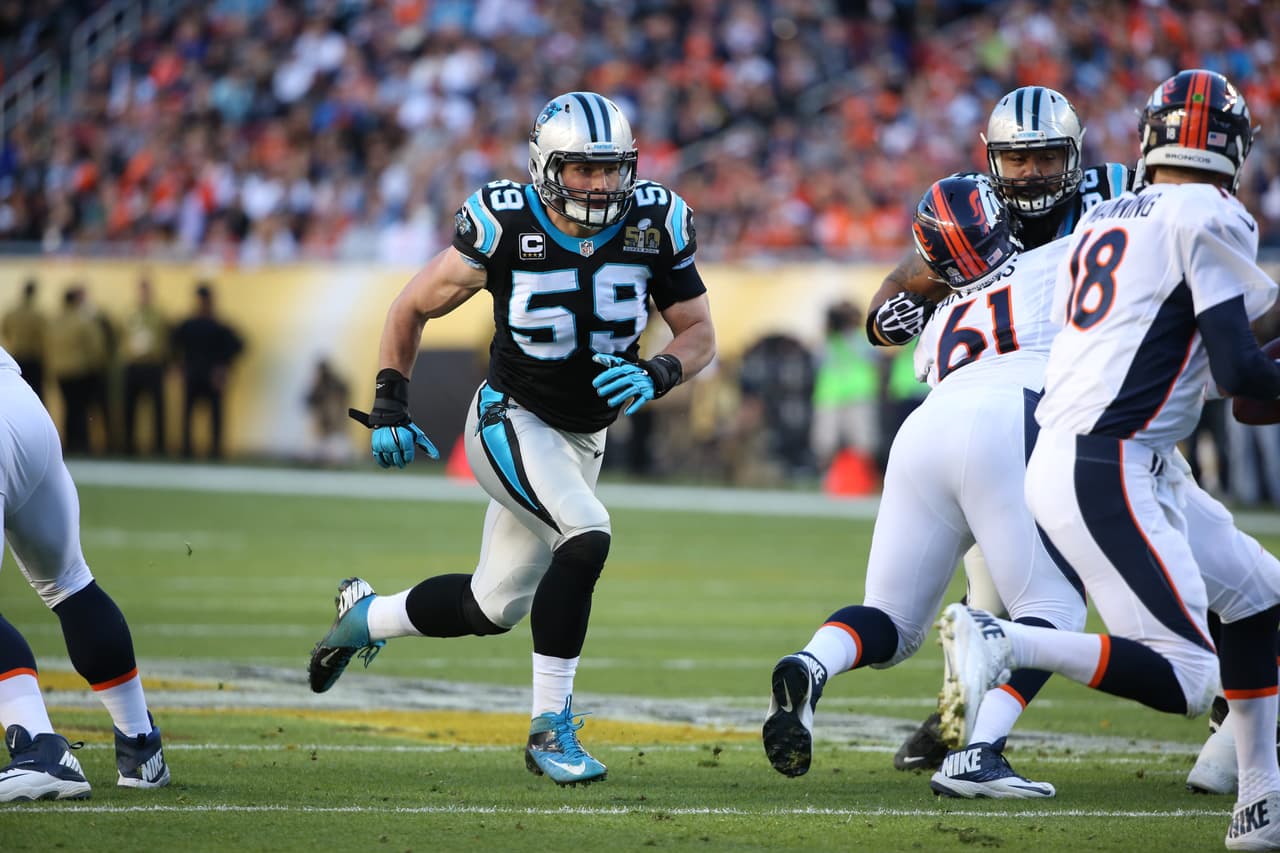 7 / LUKE KUECHLY - LB - CAROLINA PANTHERS - Líder tackleador de Carolina a pesar que se ausentó 3 partidos por lesión, sin embargo, volvió a superar los 100 derribos en la campaña regular, pero perdió la racha de por lo menos 150 tackleadas por año que había registrado de 2012 a 2014. Agregó 4 intercepciones, una de ellas devuelta para touchdown. El año pasado fue 14 en el Top 100.