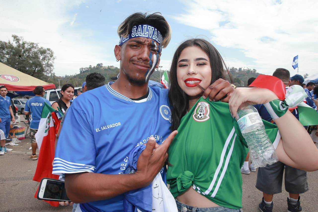 Horas antes del duelo entre México y El Salvador, los aficionados empezaron a hacer su partido en el estacionamiento del Qualcomm Stadium de San Diego, una fiesta llena de música y camaradería entre las dos naciones.