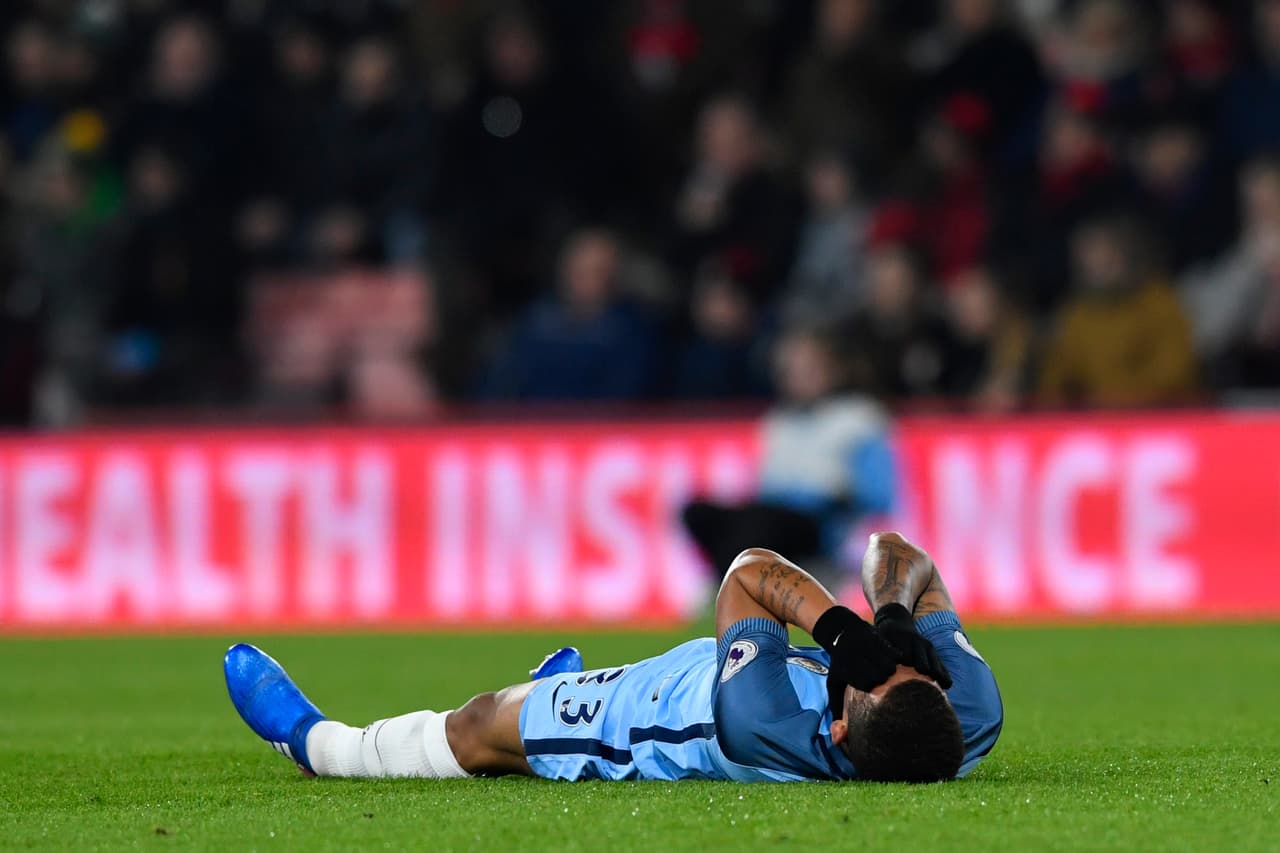 Sin embargo, en su mejor momento y cuando incluso era titular por delante del argentino Sergio Agüero, una lesión lo dejó por fuera de competencia.