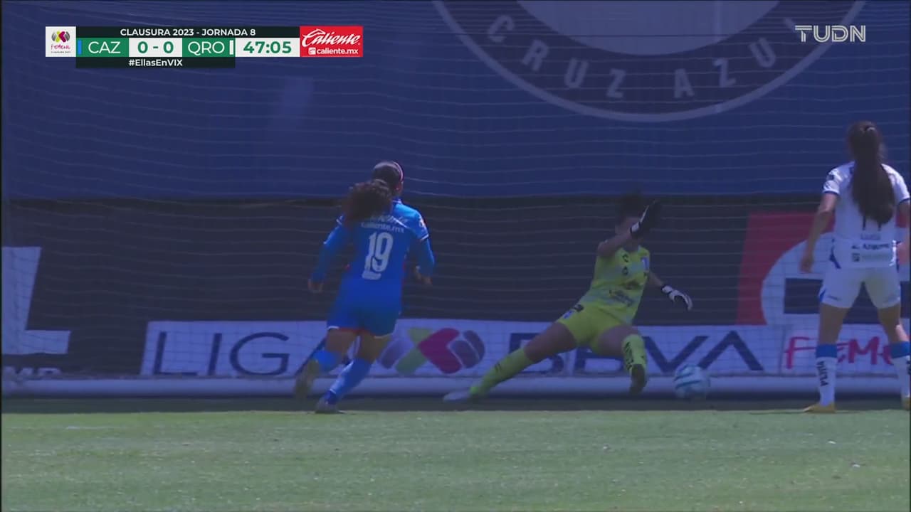 ¡Gran atajada de Marta Alemany! Evita el primero de Cruz Azul