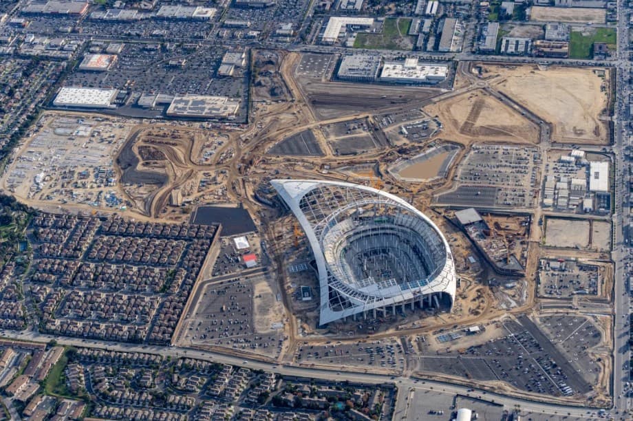 Casi listo el nuevo estadio de los equipos de la NFL de Los Ángeles, Rams y Chargers. Con una inversión de casi 5 mil millones de dólares, estará listo para abrir sus puertas a los aficionados del futbol americano en marzo.