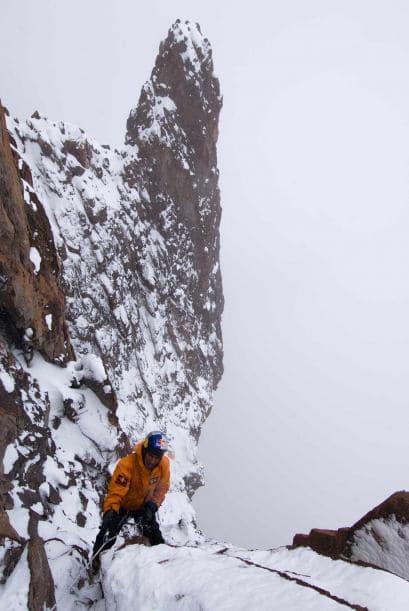 Valery Rozov la estrella del deporte extremo ruso sube la montaña más alta de Europa, el Monte Elbrus, cerca de Mineralnye Vody, Rusia. El osado de 43 años de edad pasó dos días para subir a la cumbre de 4.600 metros de Kiukurtliu Cupola, que forma parte del monte Elbrus, antes de romper el récord de salto más alto de Europa con su vuelo de un minuto.
