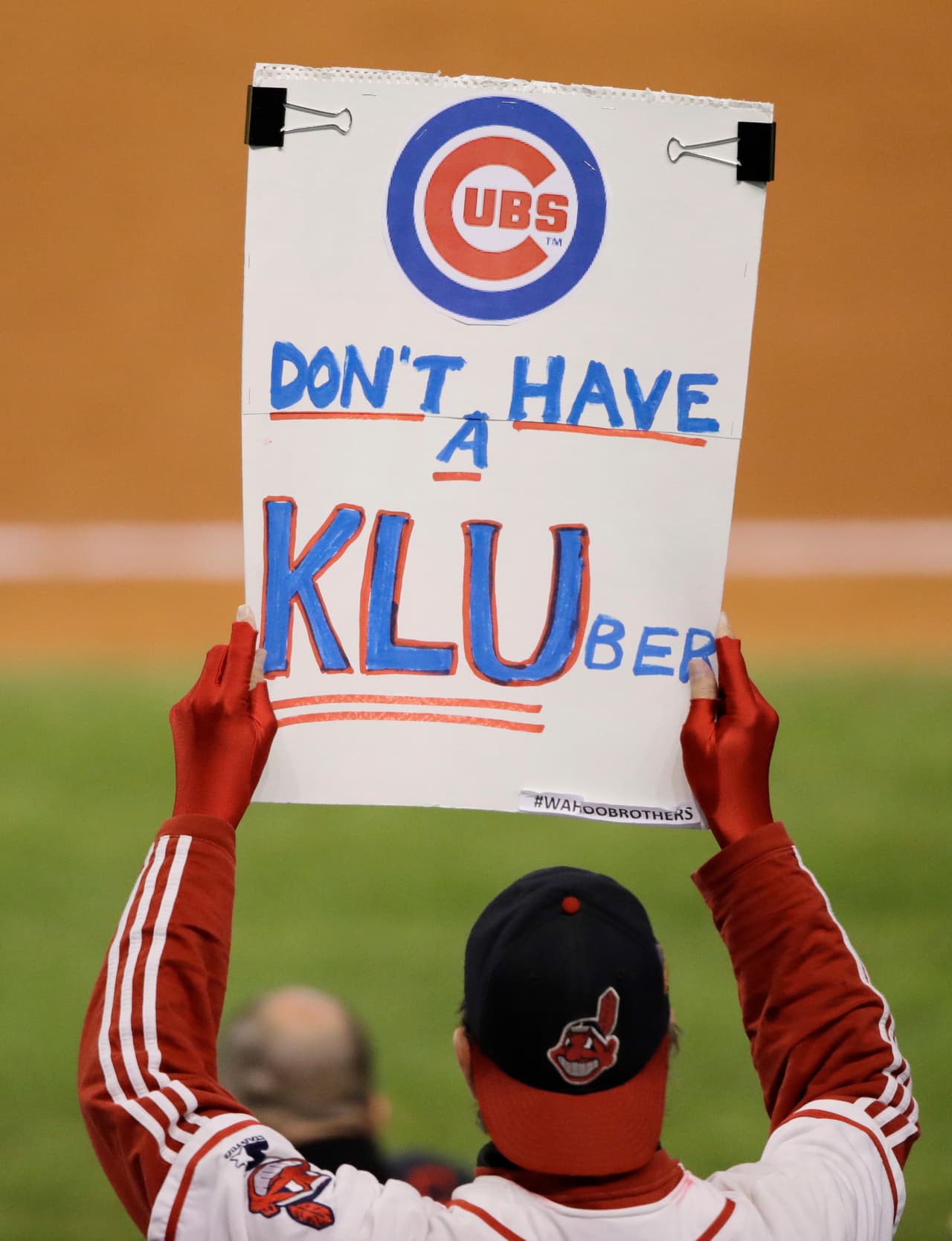 Los locales además advierten que los Cubs no tienen una 'pista', en otro divertido juego de palabras con Corey Kluber, el lanzador que es brillante en el montículo de los Indios.