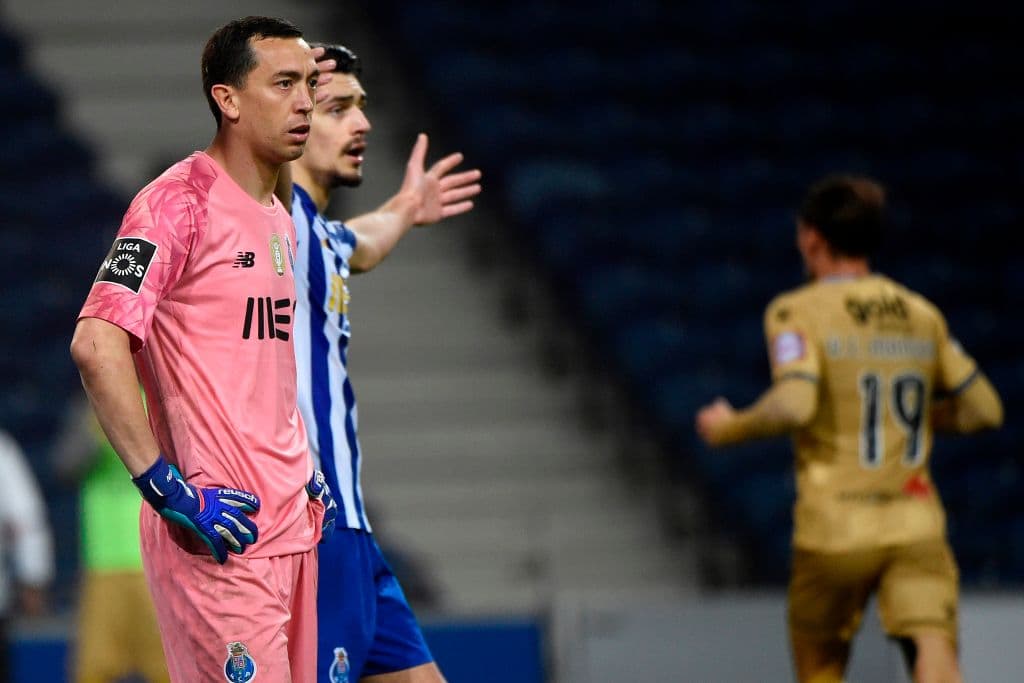 Jackson Porozo (8’) adelantó a Boavista y Alberth Elis (45+1’) crecía la diferencia. Taremi (54’) y Oliveira (82’) emparejaron los cartones. Hacia el final del juego, Porto daba vuelta al marcador, pero el tanto sería anulado. Porto se medirá a Juventus en los Octavos de la Champions a media semana.