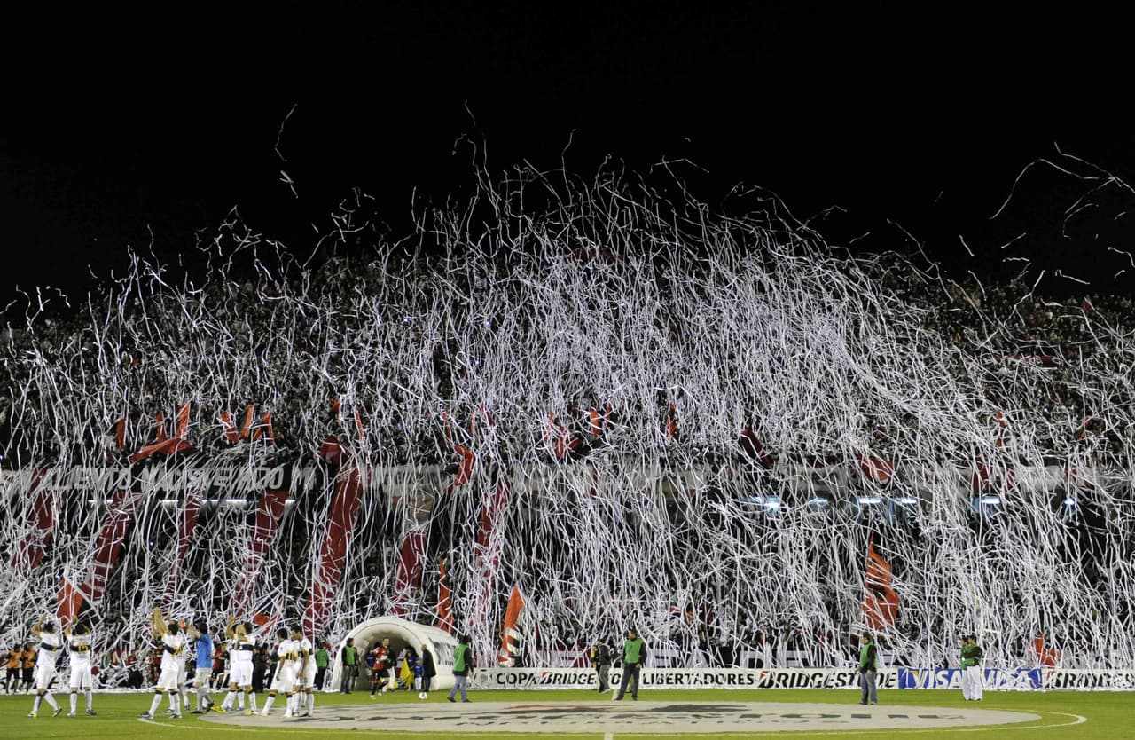 Y, claro está, por lanzar miles de papelitos y serpentinas al aire.