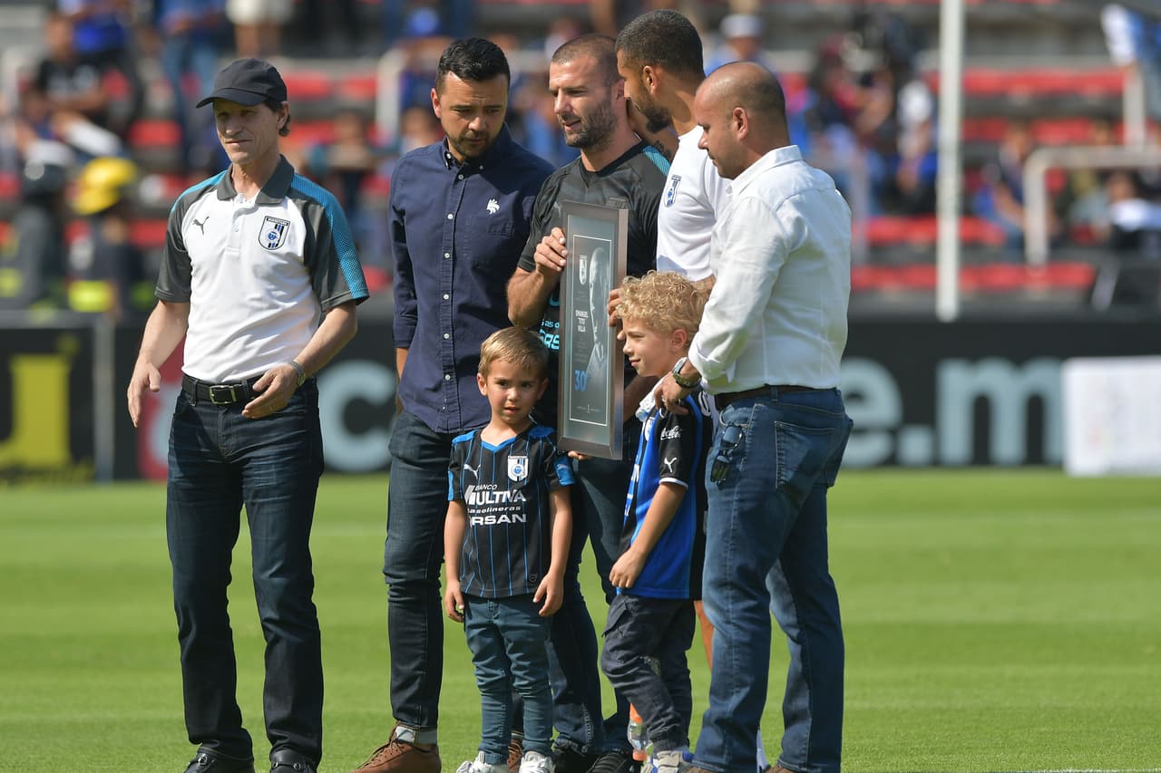 Previo al partido, Emanuel 'Tito' Villa recibió un homenaje luego de anunciar en la semana su retiro del fútbol.