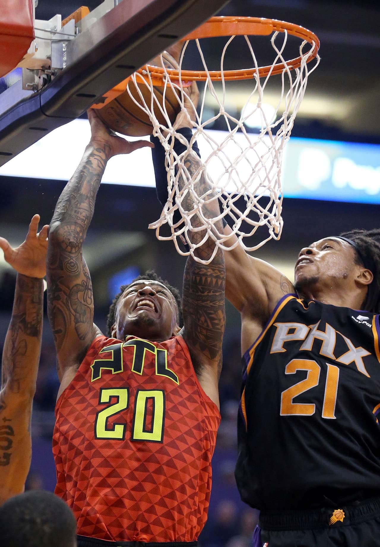 Finalmente, en Phoenix, los Suns cayeron 112-118 ante los Atlanta Hawks, duelo de equipos con récord negativo.