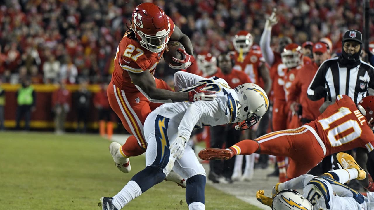 Kareem Hunt fue una pesadilla para la defensa de los Chargers.